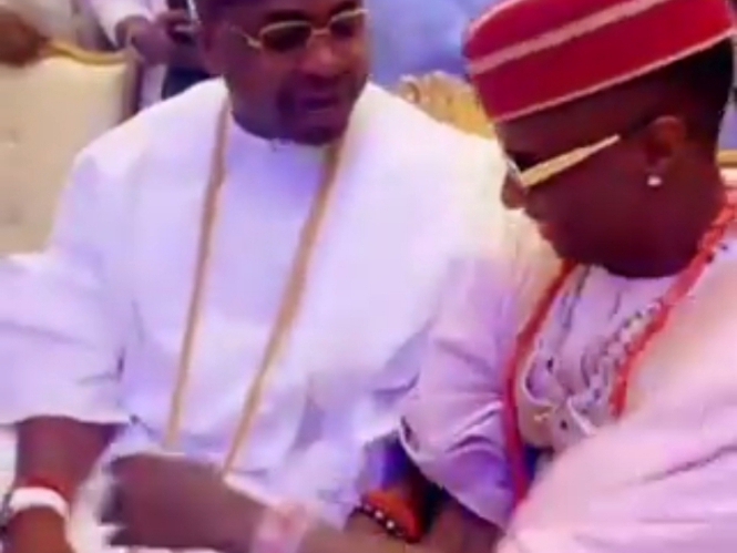 Wizkid and Oba Elegushi causes stir as they compare wristwatches