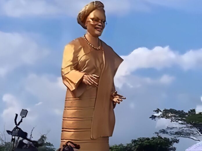 Ooni of Ife Unveils Stunning Golden Statue of First Lady Oluremi Tinubu at OAU